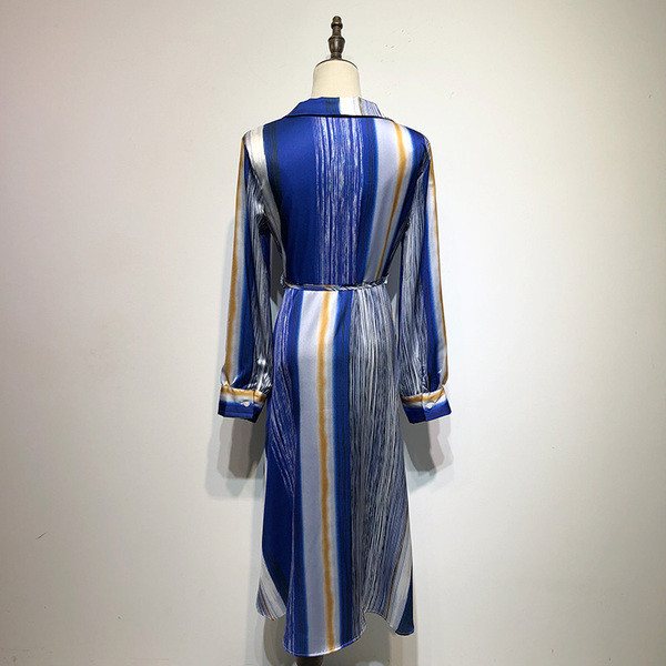 Rochie cu dungi cu guler clasic și mâneci lungi