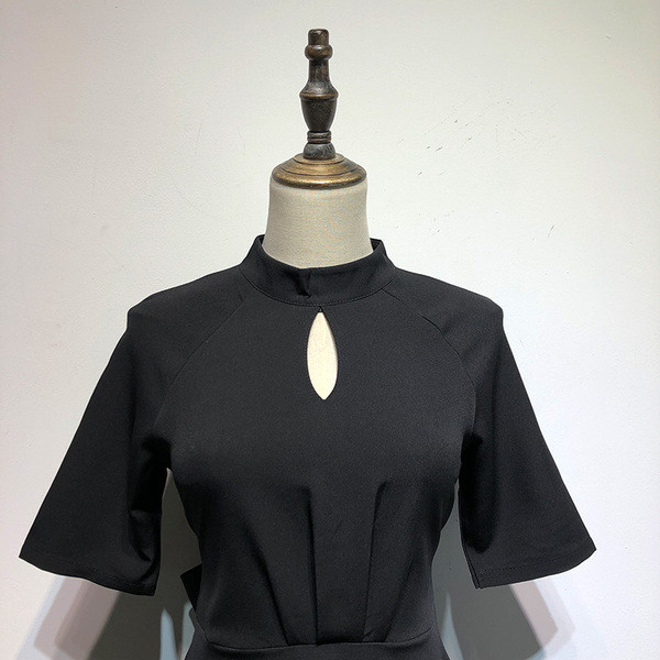 Rochie de dama cu maneci scurte si decolteu oval in negru
