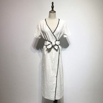 Rochie cu decolteu în V adânc și mâneci scurte în alb