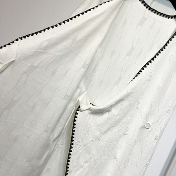 Rochie cu decolteu în V adânc și mâneci scurte în alb