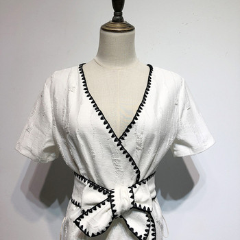 Rochie cu decolteu în V adânc și mâneci scurte în alb