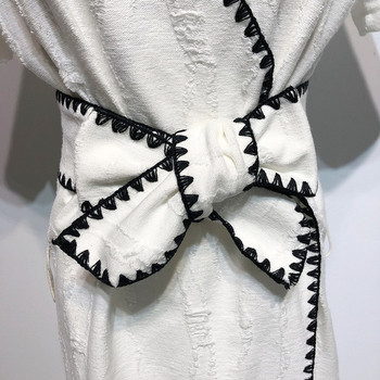 Rochie cu decolteu în V adânc și mâneci scurte în alb