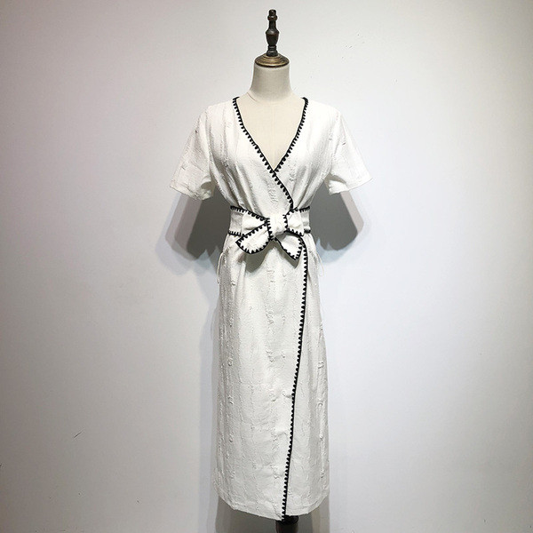 Rochie cu decolteu în V adânc și mâneci scurte în alb