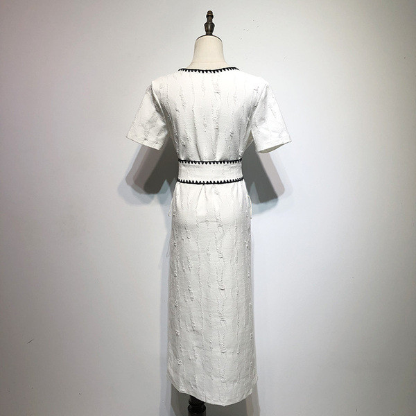 Rochie cu decolteu în V adânc și mâneci scurte în alb