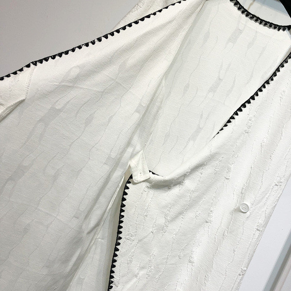 Rochie cu decolteu în V adânc și mâneci scurte în alb