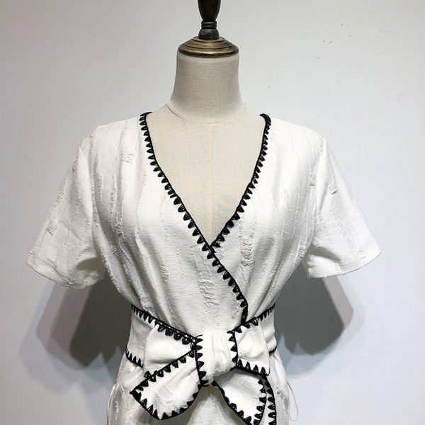 Rochie cu decolteu în V adânc și mâneci scurte în alb