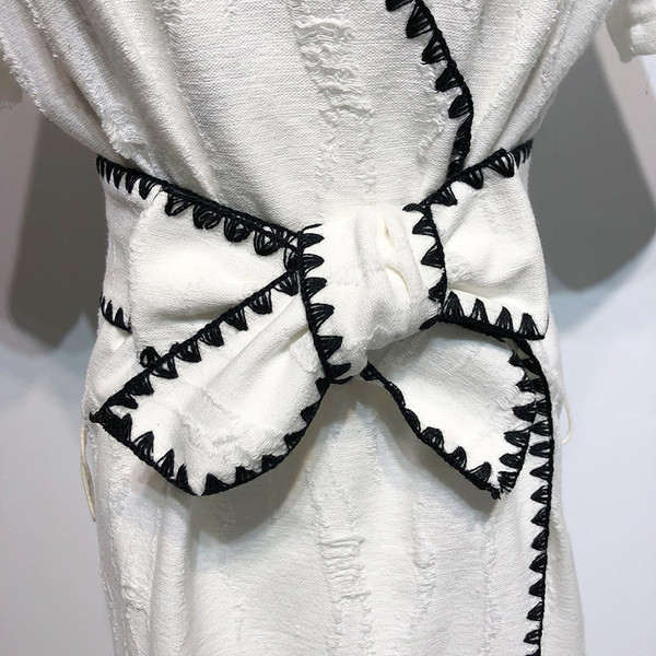 Rochie cu decolteu în V adânc și mâneci scurte în alb