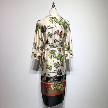 Rochie cu decolteu în V adânc și mâneci lungi în alb cu model