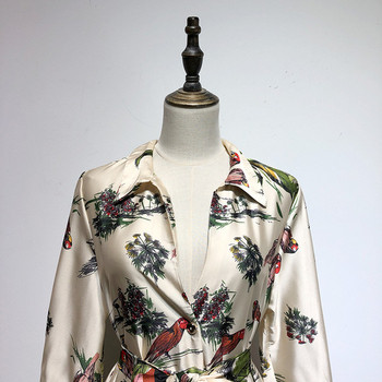 Rochie cu decolteu în V adânc și mâneci lungi în alb cu model