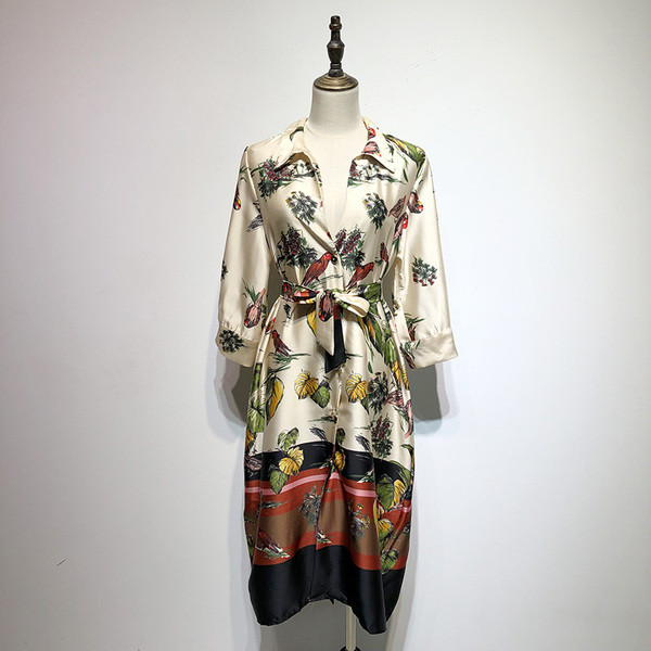 Rochie cu decolteu în V adânc și mâneci lungi în alb cu model