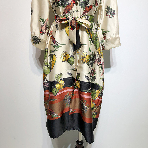 Rochie cu decolteu în V adânc și mâneci lungi în alb cu model