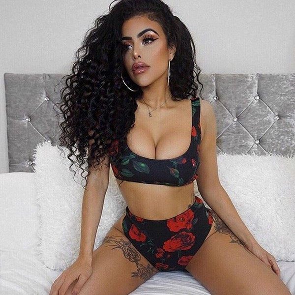 Costum de baie elegant din două piese cu pantaloni cu talie înaltă, de culoare neagră