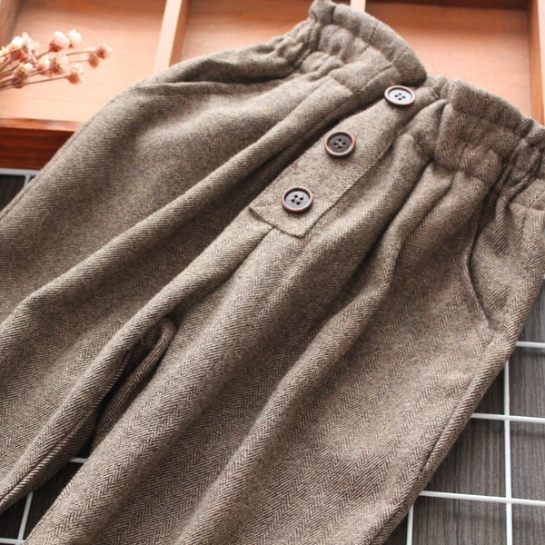 Pantaloni moderni pentru copii cu nasturi si buzunare maro