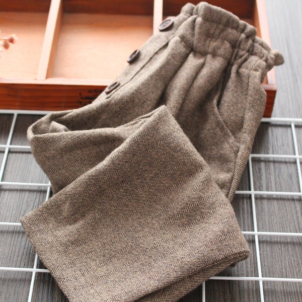 Pantaloni moderni pentru copii cu nasturi si buzunare maro