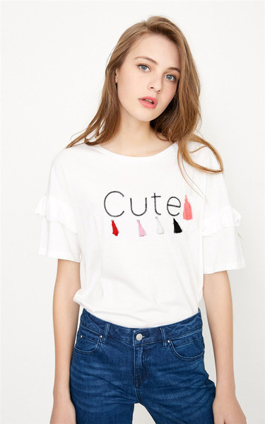 Tricou de damă cu o inscripție și un element cu ciucuri în alb