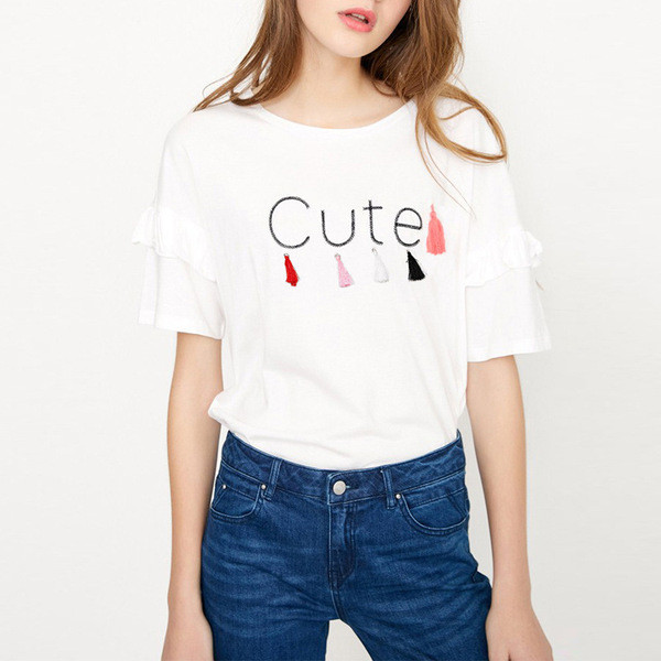 Tricou de damă cu o inscripție și un element cu ciucuri în alb