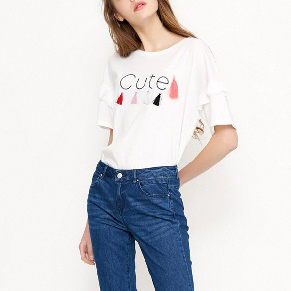 Tricou de damă cu o inscripție și un element cu ciucuri în alb