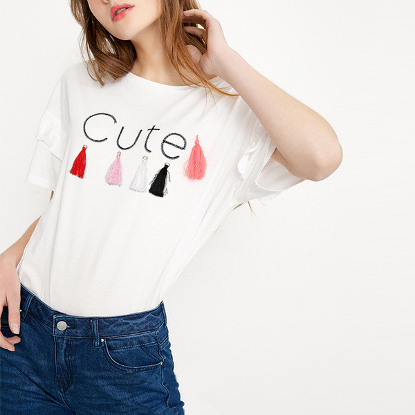 Tricou de damă cu o inscripție și un element cu ciucuri în alb