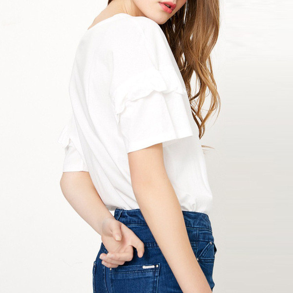 Tricou de damă cu o inscripție și un element cu ciucuri în alb