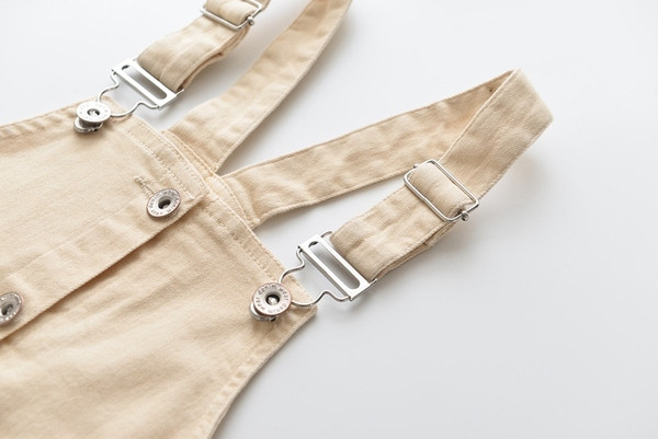 Model nou de rochie pentru copii cu bretele si nasturi in bej si roz