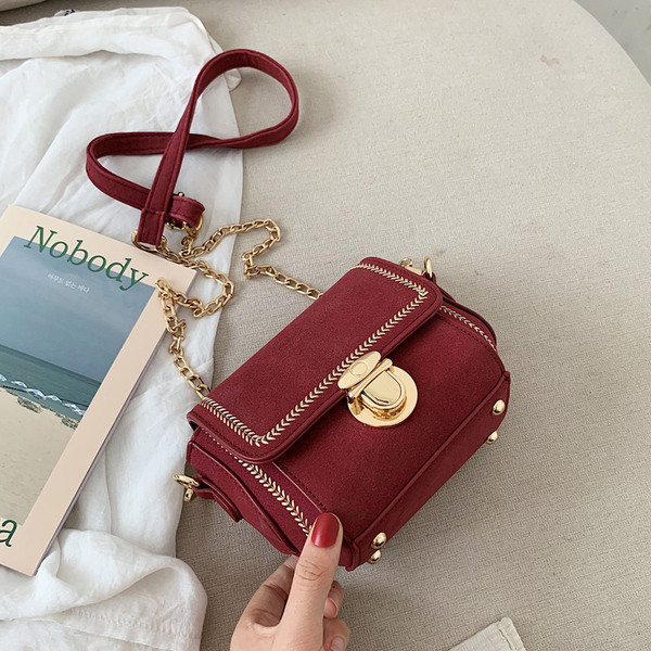 Geanta de dama moderna cu inchidere metalica