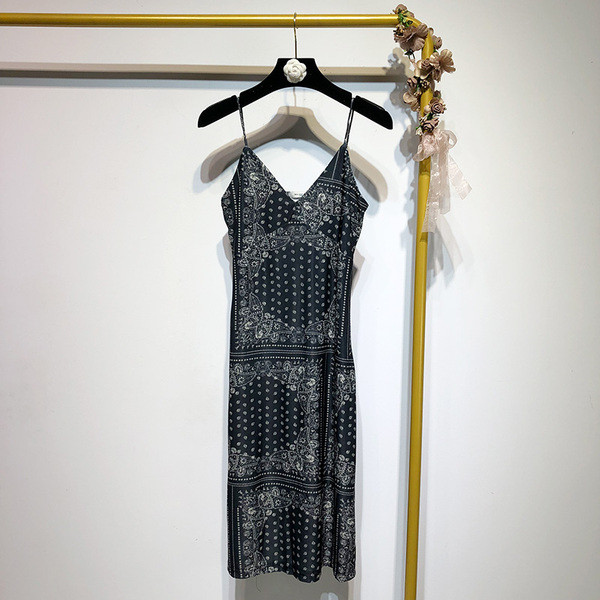 Rochie casual de dama cu bretele subtiri de culoare neagra cu model