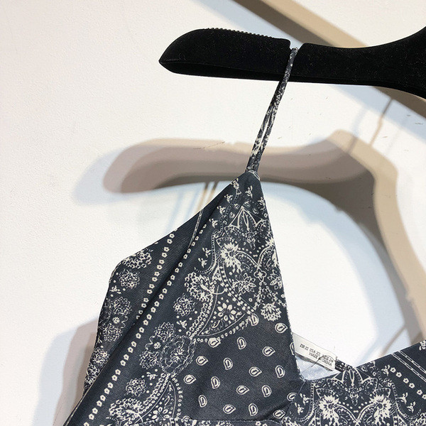 Rochie casual de dama cu bretele subtiri de culoare neagra cu model