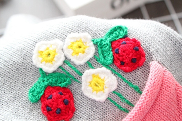 Vesta moderna pentru copii cu buzunare pentru fete in culoarea gri