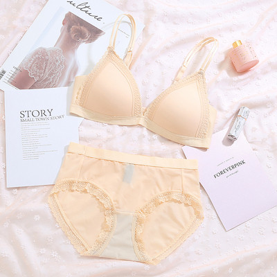 Lenjerie intimă în două părți în culori diferite