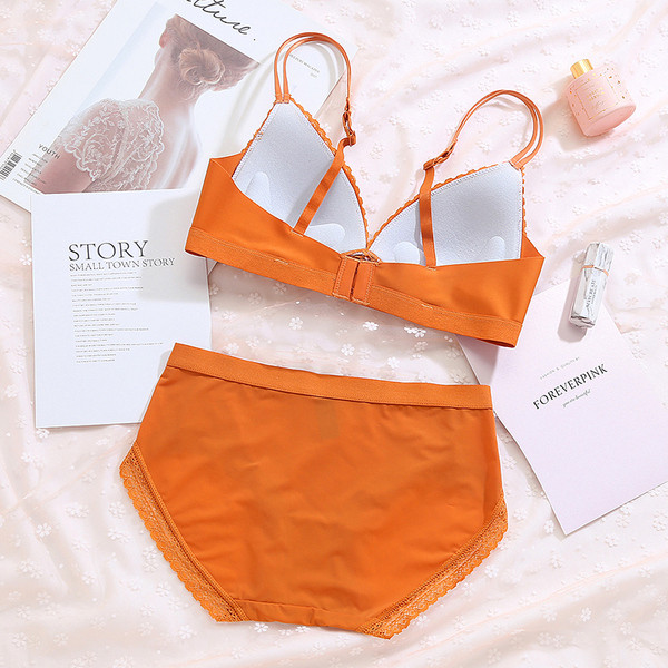 Lenjerie intimă în două părți în culori diferite