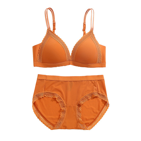 Lenjerie intimă în două părți în culori diferite
