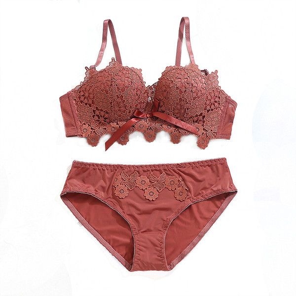 Set de lenjerie elegantă din două piese cu dantelă în trei culori