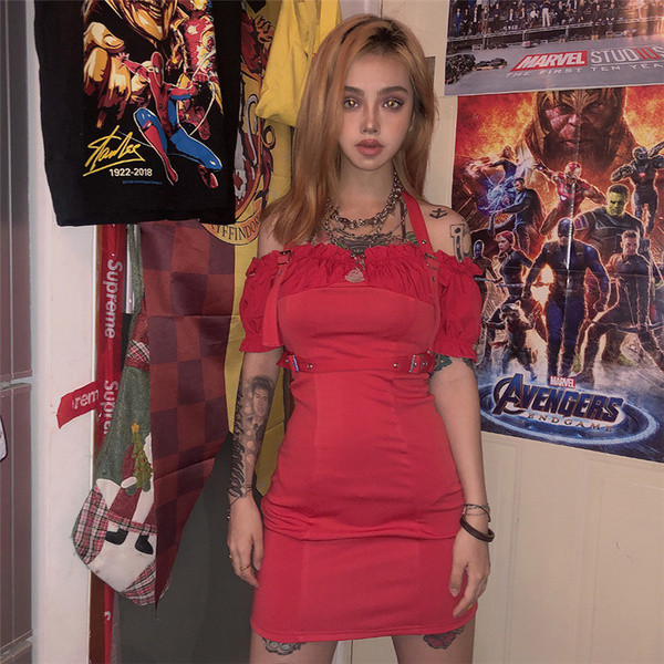 Rochie actuală de damă în roșu cu umerii goi