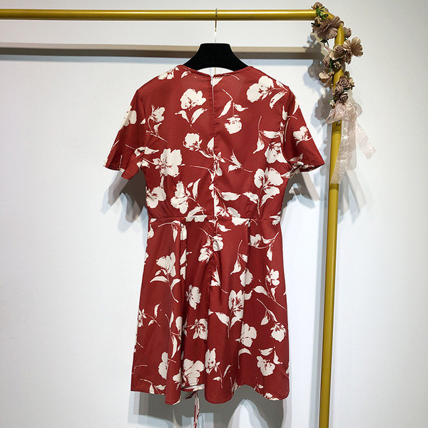 Rochie cu decolteu în V adânc și mâneci scurte în visiniu