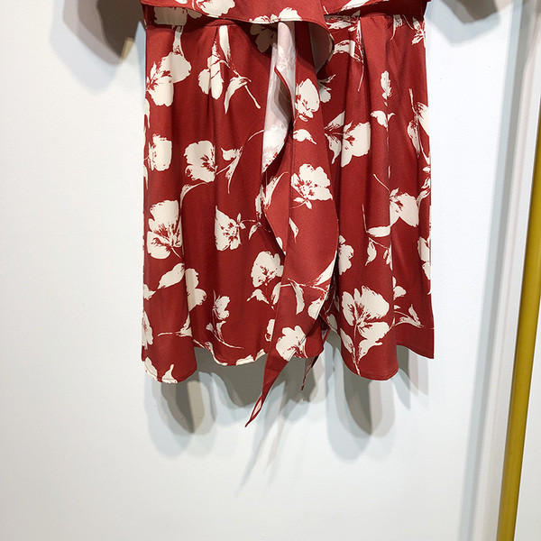 Rochie cu decolteu în V adânc și mâneci scurte în visiniu