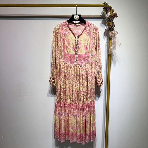 Rochie cu decolteu în V și mâneci lungi cu model cu model