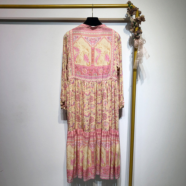 Rochie cu decolteu în V și mâneci lungi cu model cu model