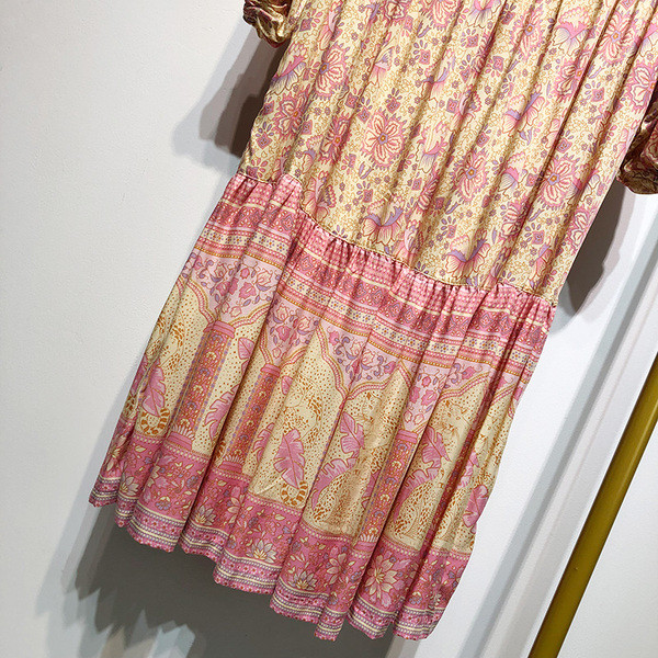 Rochie cu decolteu în V și mâneci lungi cu model cu model