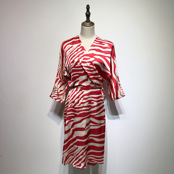 Rochie cu decolteu in V si maneci 3/4