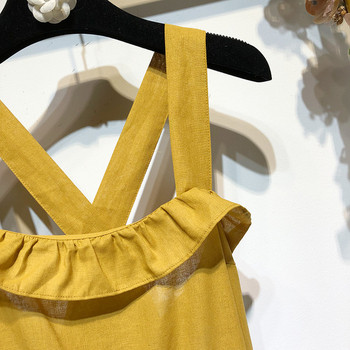 Női ruha négyzet alakú nyakkivágással, vékony pántokkal