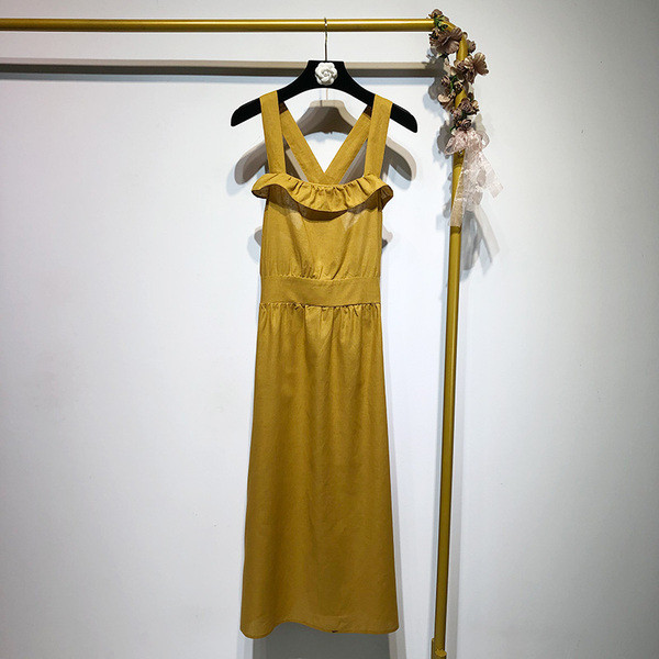 Női ruha négyzet alakú nyakkivágással, vékony pántokkal