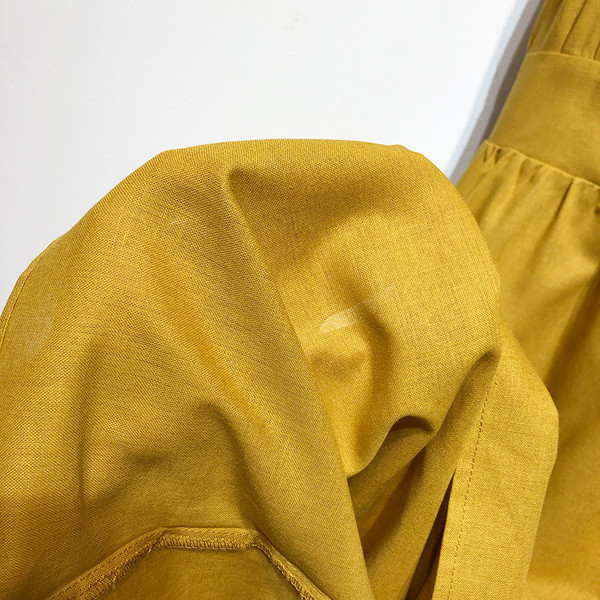 Női ruha négyzet alakú nyakkivágással, vékony pántokkal