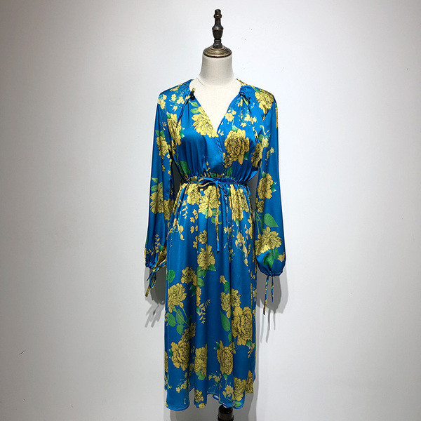 Rochie cu decolteu în V adânc și mâneci lungi cu cravate