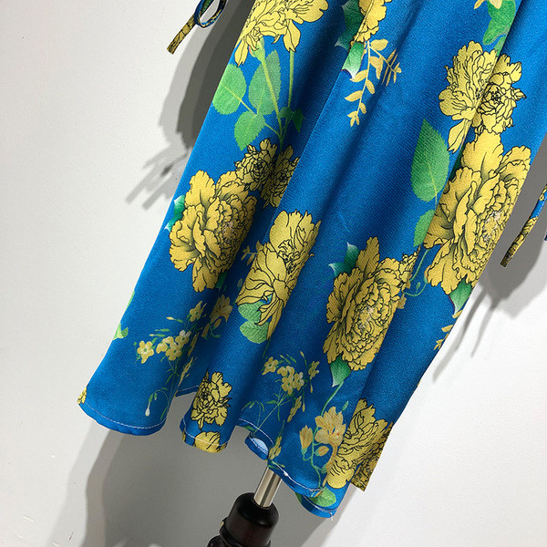 Rochie cu decolteu în V adânc și mâneci lungi cu cravate