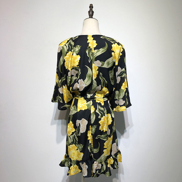 Rochie cu decolteu în V adânc, mâneci 3/4 cu legături în talie