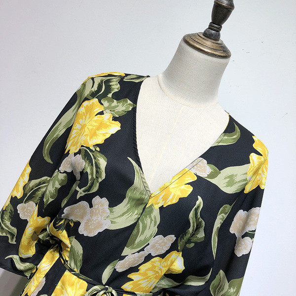 Rochie cu decolteu în V adânc, mâneci 3/4 cu legături în talie