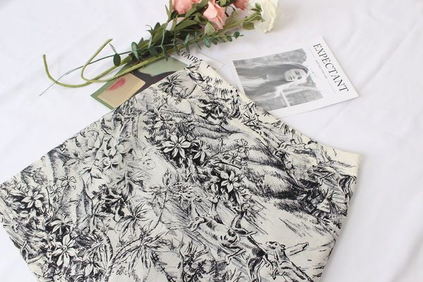 Fusta de dama moderna cu motive florale cu talie inalta