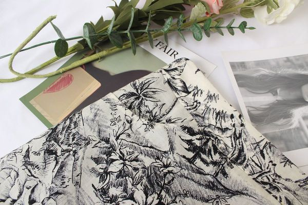 Fusta de dama moderna cu motive florale cu talie inalta