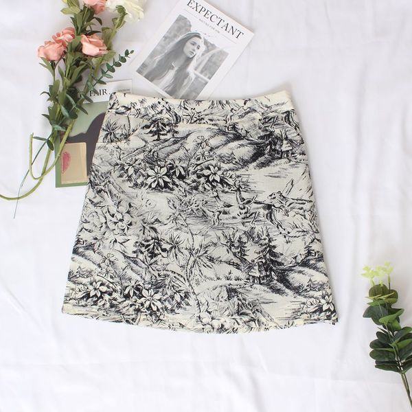 Fusta de dama moderna cu motive florale cu talie inalta