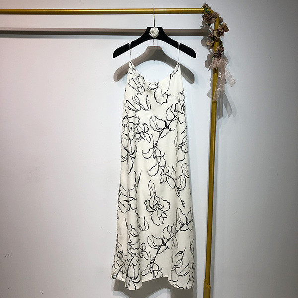 Vékony pántos, fehér, mintás női hosszú ruha